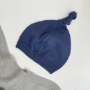 Caciula pentru bebelusi tricotata cu pompon, albastru inchis (1)